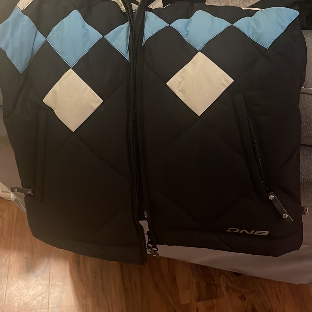 Like New Barely Worn Descente Ski Jacket - image 4